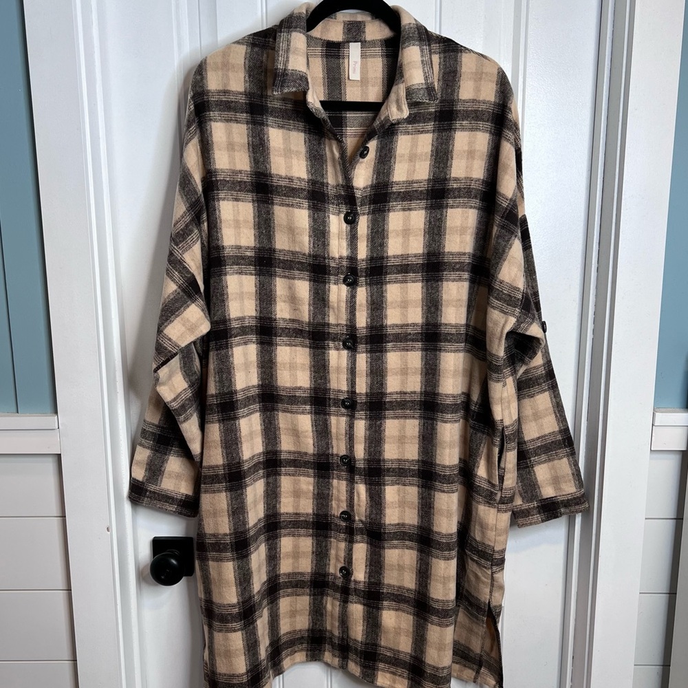 Primi‎ Women’s Tan and Black Plaid Oversized Shirt Jacket Shacket. Size Large.